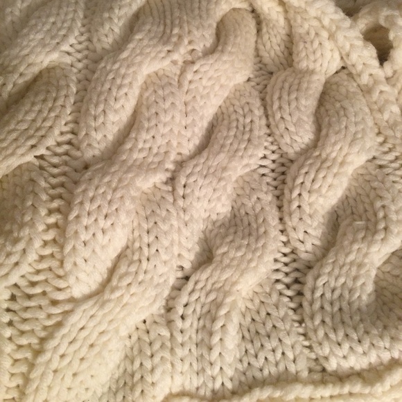 ⭐️ Knitted Cream Color Shrug by Rave - Picture 3 of 12